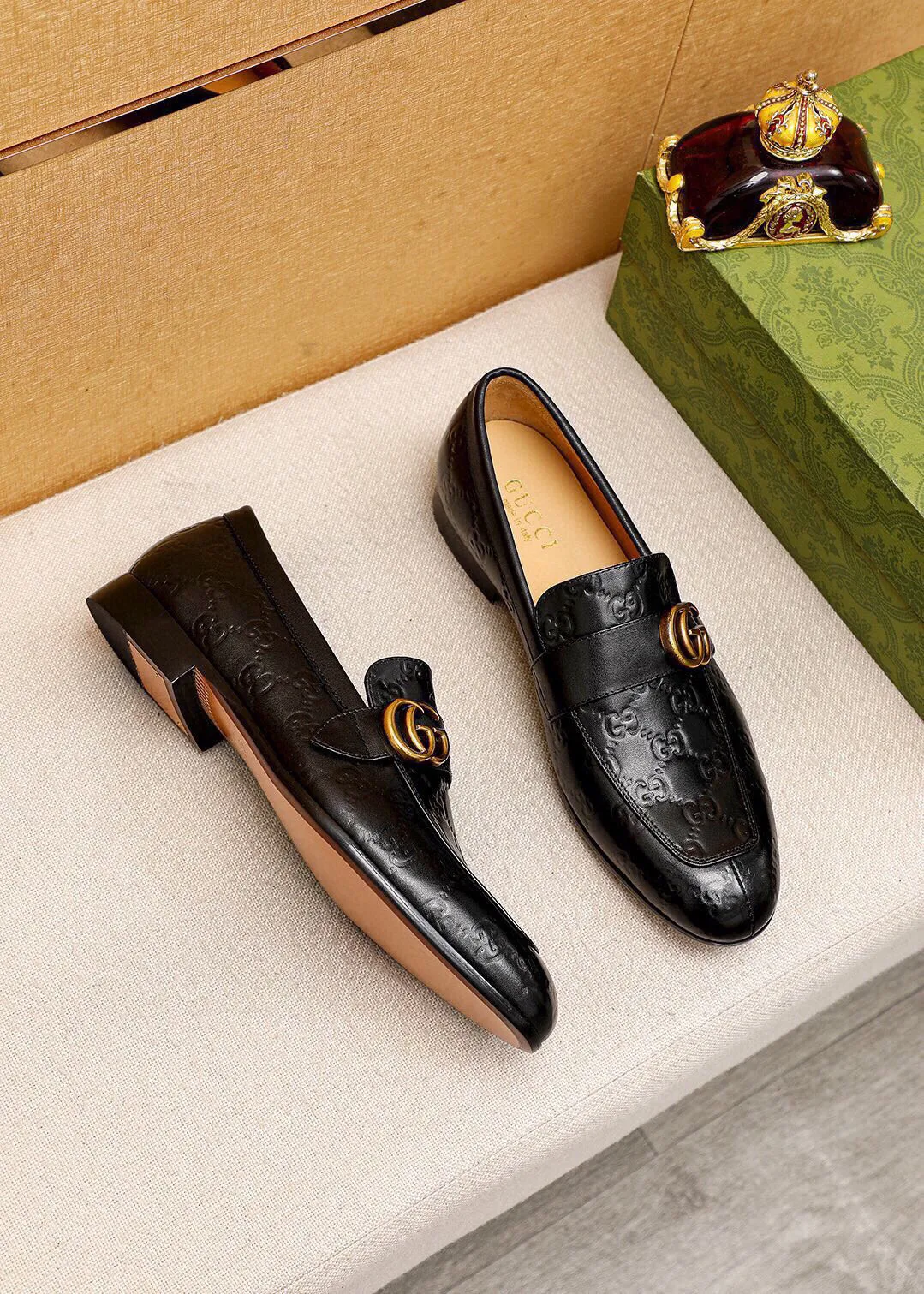 Men's shoes 💰442 💐 Product trademark: GUCCI "Gucci" casual leather shoes Regular size: 38-44 (45.46.47🉑️customized) Product materials: Selected imported first-layer calfskin embossed upper + classic hardware buckle, imported cowhide leather lining. Strong three-dimensional visual effect, original combination outsole Color: 2⃣️colors available